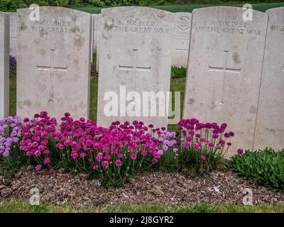 Dies ist der britische Friedhof von Vendresse aus dem Ersten Weltkrieg. Das Gebiet wurde während des Krieges schwer umkämpft mit vielen Gräbern von 1914 dann später im Jahr 1918 während t Stockfoto