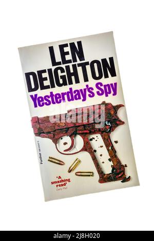 Ein Taschenbuch von Yesterday's Spy von Len Deighton. Erstveröffentlichung 1975. Stockfoto