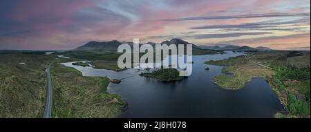 Derrylare Lough, ein Süßwassersee am Eingang des Inagh Valley, in Connemara, Galway, im Westen Irlands, bietet einen Blick direkt in den See Stockfoto