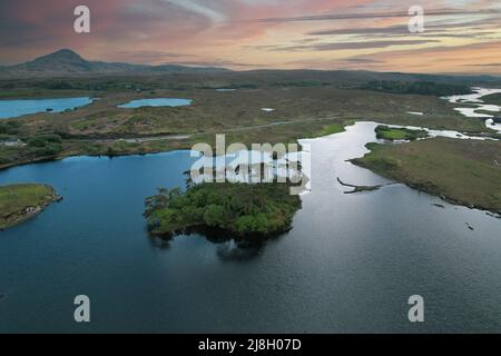 Derrylare Lough, ein Süßwassersee am Eingang des Inagh Valley, in Connemara, Galway, im Westen Irlands, bietet einen Blick direkt in den See Stockfoto