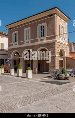 Ein Blick auf die Piazza Garibaldi im historischen Zentrum von Buti, Pisa, Italien Stockfoto