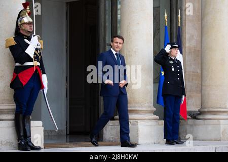 Paris, Frankreich. 16.. Mai 2022. Der französische Präsident Emmanuel Macron wartet auf den Präsidenten des Europäischen Rates, bevor er am 16. Mai 2022 im präsidentiellen Elysee-Palast in Paris ein Arbeitsessen zu sich nimmt. Foto von Raphael Lafargue/ABACAPRESS.COM Quelle: Abaca Press/Alamy Live News Stockfoto