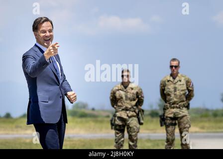 Luftwaffenstützpunkt Graf Ignatievo, Bulgarien. 16.. Mai 2022. GRAF IGNATIEVO - Premierminister Mark Rutte spricht mit dem Militär auf dem Luftwaffenstützpunkt Graf Ignatievo. Rutte besucht Bulgarien zu einem Treffen mit den niederländischen Soldaten, die dort an der NATO-Truppe teilnehmen. Rutte spricht auch mit dem bulgarischen Premierminister Kiril Petkov, wo der Krieg in der Ukraine im Gespräch zwischen den beiden Premierministern ganz oben auf der Tagesordnung steht. Kredit: ROBIN VAN LONKHUIJSEN /ANP/Alamy Live Nachrichten Gutschrift: ANP/Alamy Live Nachrichten Stockfoto