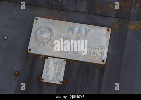 Schild Dampflokomotive Nr. 424,365 der Ungarischen Staatsbahn MAV Stockfoto