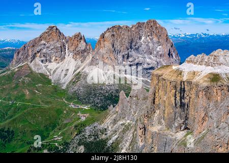 Blick auf die Langkofelgruppe oder Langkofelgruppe in den Dolomiten und den Sellajoch vom Sass Pordoi in Trentino-Südtirol, Italien. Stockfoto