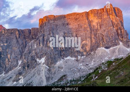 Blick auf das Abendlicht auf der Langkofelgruppe in den italienischen Dolomiten Berg in Trentino-Südtirol, Südtirol, Italien. Stockfoto