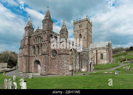 St David's Cathedral Pembrokeshire, Blick im Sommer auf die Westfront der St. David's Cathedral, Pembrokeshire, Wales Stockfoto