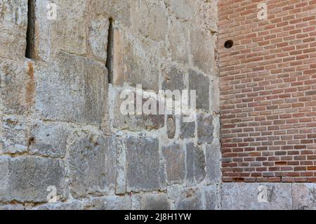 Detail des Baumaterials aus Complutum, wiederverwendet im Tenorio-Turm. Erzbischöflicher Palast von Alcala de Henares, Region Madrid, Spanien. Stockfoto
