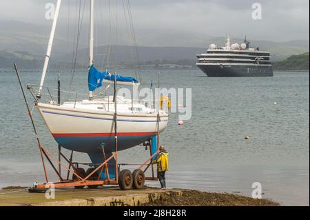 Bantry, West Cork, Irland. 16.. Mai 2022. Das Kreuzschiff „World Explorer“ ankerte heute früh vor Bantry. Das Schiff ist das erste Schiff, das seit dem Beginn der COVID-19-Pandemie im Jahr 2020 zu Besuch ist. Das Kreuzschiff fährt heute Abend um 18,00 Uhr. Quelle: AG News/Alamy Live News Stockfoto