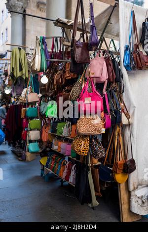 Florenz, Toskana, Italien - 15. April 2022: Lederhandtaschen auf dem Markt von Porcellino, Piazza del Mercato Nuovo Stockfoto