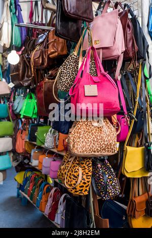 Florenz, Toskana, Italien - 15. April 2022: Lederhandtaschen auf dem Markt von Porcellino, Piazza del Mercato Nuovo Stockfoto