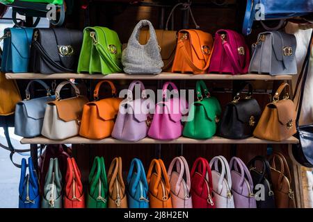 Florenz, Toskana, Italien - 15. April 2022: Lederhandtaschen auf dem Markt von Porcellino, Piazza del Mercato Nuovo Stockfoto