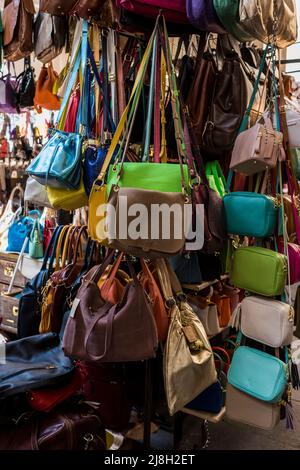 Florenz, Toskana, Italien - 15. April 2022: Lederhandtaschen auf dem Markt von Porcellino, Piazza del Mercato Nuovo Stockfoto