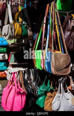 Florenz, Toskana, Italien - 15. April 2022: Lederhandtaschen auf dem Markt von Porcellino, Piazza del Mercato Nuovo Stockfoto