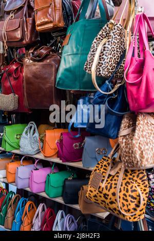 Florenz, Toskana, Italien - 15. April 2022: Lederhandtaschen auf dem Markt von Porcellino, Piazza del Mercato Nuovo Stockfoto