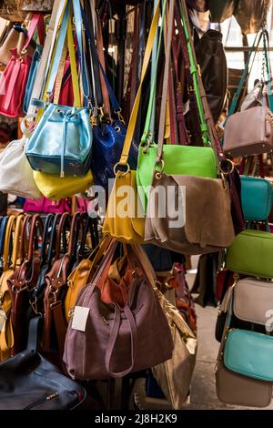 Florenz, Toskana, Italien - 15. April 2022: Lederhandtaschen auf dem Markt von Porcellino, Piazza del Mercato Nuovo Stockfoto