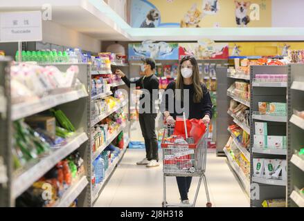 Shanghai. 16.. Mai 2022. Menschen kaufen in einem Supermarkt im Xuhui Bezirk im ostchinesischen Shanghai ein, 16. Mai 2022. Das chinesische Shanghai hat die Übertragung von COVID-19 in 15 von 16 Bezirken der Gemeinschaft abgeschnitten, so eine Pressekonferenz über die Prävention und Kontrolle von Epidemien, die am Montag stattfand. Kredit: Ding Ting/Xinhua/Alamy Live Nachrichten Stockfoto