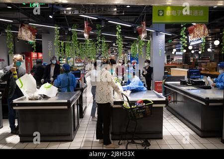 Shanghai. 16.. Mai 2022. Menschen kaufen in einem Supermarkt im Xuhui Bezirk im ostchinesischen Shanghai ein, 16. Mai 2022. Das chinesische Shanghai hat die Übertragung von COVID-19 in 15 von 16 Bezirken der Gemeinschaft abgeschnitten, so eine Pressekonferenz über die Prävention und Kontrolle von Epidemien, die am Montag stattfand. Quelle: Jin Liwang/Xinhua/Alamy Live News Stockfoto