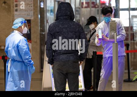 Shanghai. 16.. Mai 2022. Menschen scannen den QR-Code, um in einen Supermarkt im Xuhui Bezirk im ostchinesischen Shanghai zu gelangen, 16. Mai 2022. Das chinesische Shanghai hat die Übertragung von COVID-19 in 15 von 16 Bezirken der Gemeinschaft abgeschnitten, so eine Pressekonferenz über die Prävention und Kontrolle von Epidemien, die am Montag stattfand. Quelle: Jin Liwang/Xinhua/Alamy Live News Stockfoto