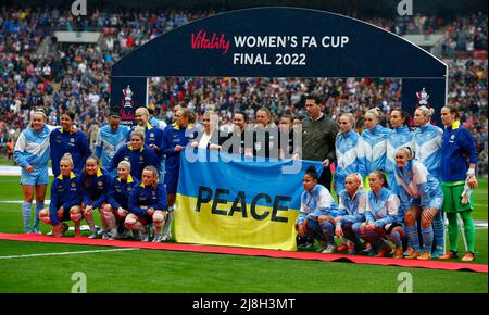 LONDON, ENGLAND - 15. MAI: Spieler beider Mannschaften und Spielbeamte posieren mit ukrainischer Flagge vor dem FA-Pokalfinale der Frauen zwischen Chelsea Women und Stockfoto