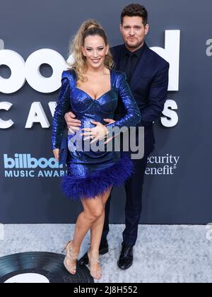 LAS VEGAS, NEVADA, USA - 15. MAI: Michael Bublé (Michael Buble) und Luisana Lopilato kommen zu den Billboard Music Awards 2022, die am 15. Mai 2022 in Las Vegas, Nevada, USA, in der MGM Grand Garden Arena verliehen wurden. (Foto von Xavier Collin/Image Press Agency) Stockfoto