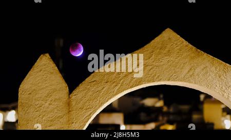 Mondfinsternis-Blut Mond über dem Pueblo von Comares in der Region Axarquia von Malaga, Andalucía, Costa del Sol, Spanien Stockfoto