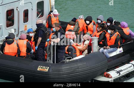 Das Aktenfoto vom 6/5/2022 einer Gruppe von Menschen, die als Migranten gelten, wird nach einem kleinen Bootsunfall im Kanal von Grenzbeamten nach Dover, Kent, gebracht. Mehr als 8.000 Migranten sind nach der Überquerung des Ärmelkanals in diesem Jahr in Großbritannien angekommen, wie Zahlen zeigen. Nach einer Analyse der Regierungsdaten der PA-Nachrichtenagentur haben seit Anfang 2022 8.393 Menschen das Vereinigte Königreich erreicht, nachdem sie in kleinen Booten über vielbefahrene Schifffahrtswege aus Frankreich gelangten. Ausgabedatum: Montag, 16. Mai 2022. Stockfoto