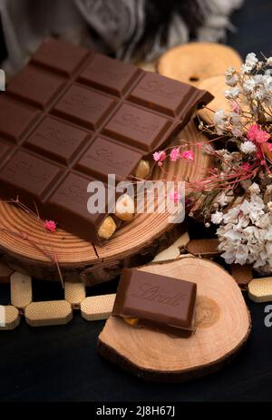 Neapel - Italien - 22. April 2022: Milchschokolade der Marke Lindt, gefüllt mit Haselnüssen Stockfoto