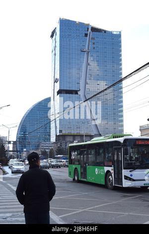 Ulaanbaatar, Mongolei - 11. Mai 2022: Verkehr in der Hauptstadt der Mongolei Ulaanbaatar Stockfoto