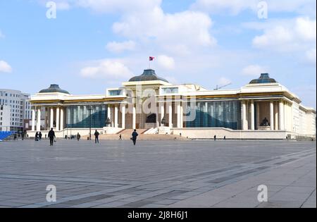 Ulaanbaator, Mongolei - 11. Mai 2022: Der Regierungspalast am Chingis-Platz oder Sukhbaatar-Platz in Ulaanbaatar, der Hauptstadt der Mongolei Stockfoto