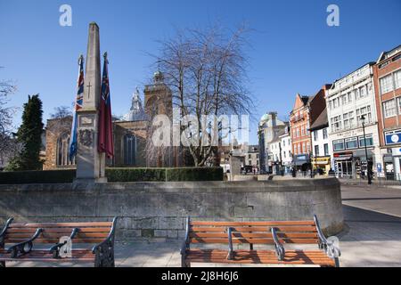 Blick auf die All Saints Church und die Mercers Row in Northampton im Vereinigten Königreich Stockfoto