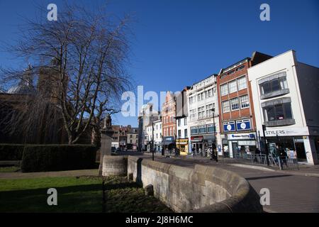 Blick auf die All Saints Church und die Mercers Row in Northampton im Vereinigten Königreich Stockfoto