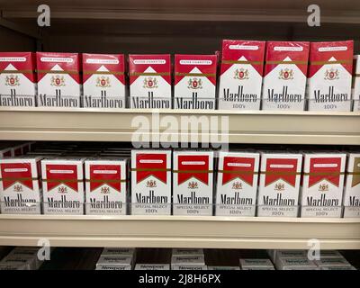 Grovetown, GA USA - 03 20 22: Zigarettenprodukte im Einzelhandelsregal Marlboro Stockfoto