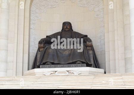 Mongolei, Ulaanbaatar - 11,2022. Mai: Denkmal für Dschingis Khan im Zentrum der National History Gallery Stockfoto