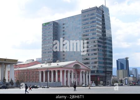 Ulaanbaatar, Mongolei - 05.13.2022: Moderner Scraper im Zentrum von Ulaanbaatar in der Mongolei Stockfoto