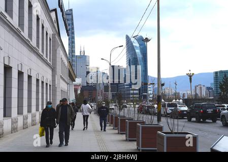 Ulaanbaatar, Mongolei - 11. Mai 2022: Verkehr in der Hauptstadt der Mongolei Ulaanbaatar Stockfoto