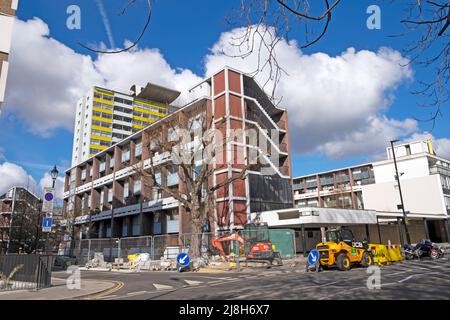 Tolles Arthur House in der Ferne & Golden Lane Estate 1950er Jahre Apartmentgebäude an der Fann Street Baumaschinen April 2022 London Großbritannien KATHY DEWITT Stockfoto