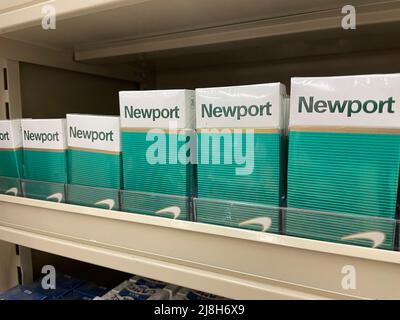 Grovetown, GA USA - 03 20 22: Zigarettenprodukte auf einem Einzelhandelsregal Newport Menthol Seitenansicht Stockfoto