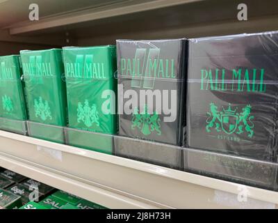 Grovetown, GA USA - 03 20 22: Zigarettenprodukte auf einem Einzelhandelsregal Pall Mall Seitenansicht Stockfoto