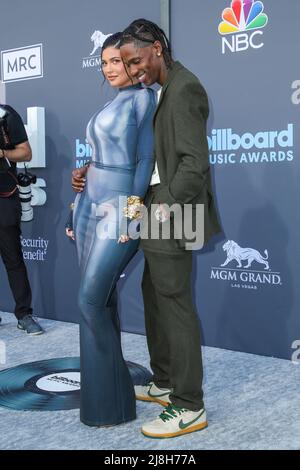 15. Mai 2022 2022, Las Vegas, Nevada, USA: Kylie Jenner (L) und Travis Scott nehmen am 15. Mai 2022 an den Billboard Music Awards in der MGM Grand Garden Arena in Las Vegas, Nevada, Teil. (Bild: © Debby Wong/ZUMA Press Wire) Stockfoto