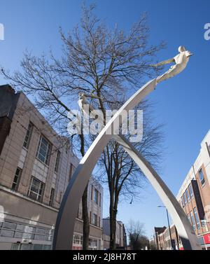 Eine Statue zur Erinnerung an die Entdeckung der DNA in der Abington Street, Northampton, Großbritannien Stockfoto