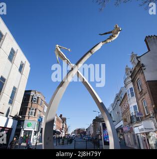 Eine Statue zur Erinnerung an die Entdeckung der DNA in der Abington Street, Northampton, Großbritannien Stockfoto