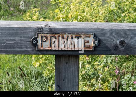 Alte hölzerne Farm Tor mit privaten Zeichen Stockfoto