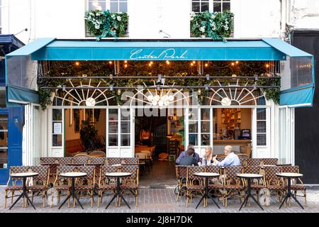 Treffen im Central Park Paris - eine klassische Brasserie im 1. Arrondissement, Paris, Ile-de-France, Frankreich Stockfoto