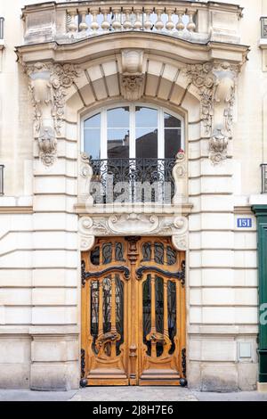 Eingangstür und architektonische Details zum Gebäude im Arrondissement 7., Paris, Ile-de-France, Frankreich Stockfoto