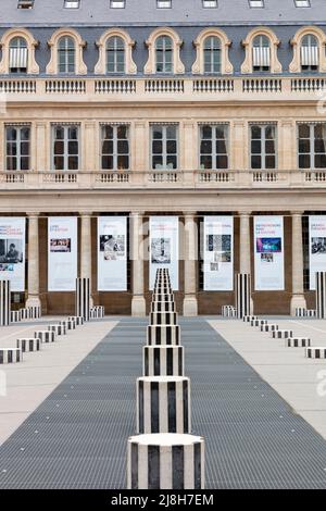 Daniel Buren' Kunstinstallation - Les Deux Plateaus und Plakatdisplays anlässlich des 60-jährigen Bestehens des Ministers für Kunst und Kultur - Palais Royal, Paris, Stockfoto