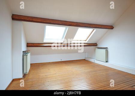 Innenfenster im Dachgeschoss und Holzboden im leeren Raum Stockfoto