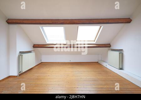 Innenfenster im Dachgeschoss und Holzboden im leeren Raum Stockfoto