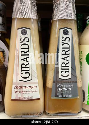 Grovetown, GA USA - 12 15 21: Salatdressing Retail Store Girards Champagne Stockfoto