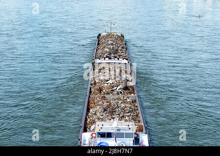 Ein Lastkahn, der Metallschrott auf dem Rhein in Westdeutschland transportiert. Stockfoto